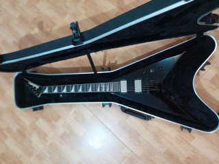 Guitarra Jackson con su estuche