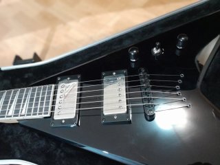Guitarra Jackson con su estuche