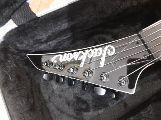 Guitarra Jackson con su estuche
