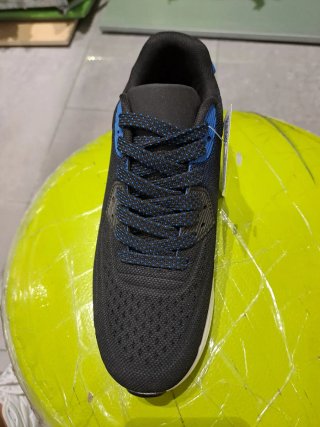 Zapatillas deportivas negras y azules