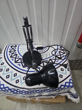 Lámpara de escritorio negra ajustable