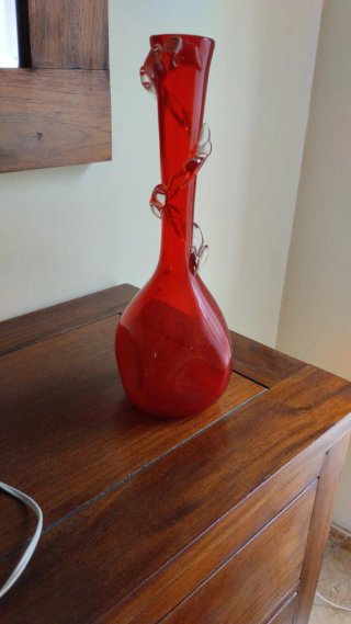 Jarrón de cristal rojo