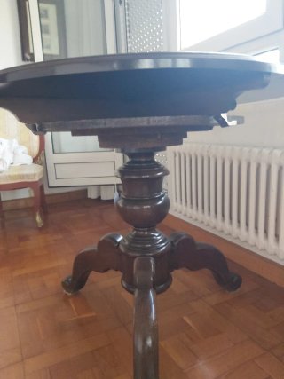 Mesa de madera redonda
