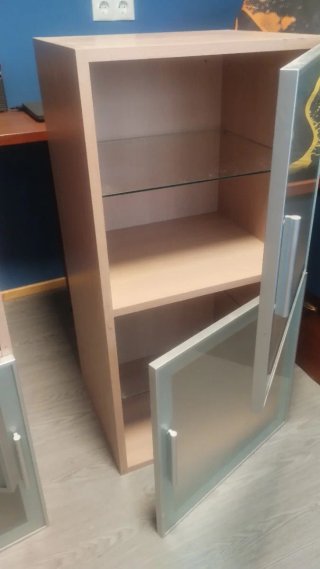 Alacena de madera con puertas de cristal