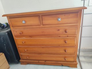 Cómoda de pino con tiradores decorativos