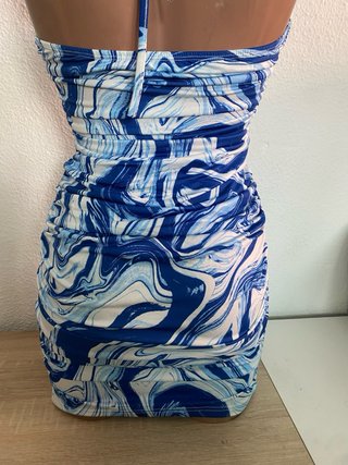 Vestido cruzado estampado azul y blanco