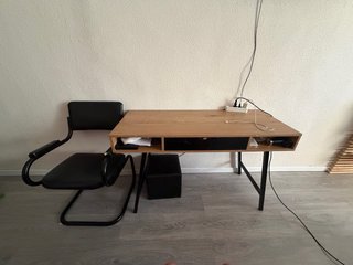 Escritorio madera con silla negra