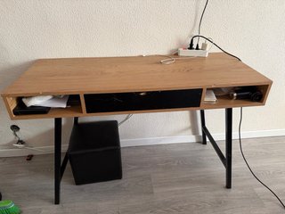 Escritorio madera con silla negra