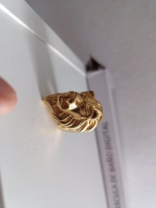 Anillo cabeza de león oro.