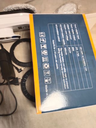 robot limpiacristales nuevo en su caja .
