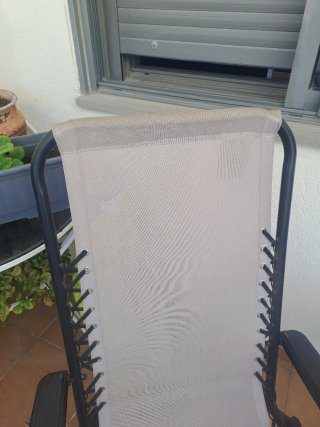 Tumbona plegable beige y negra