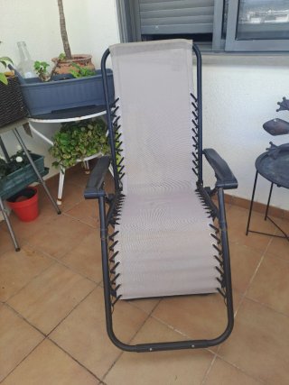 Tumbona plegable beige y negra