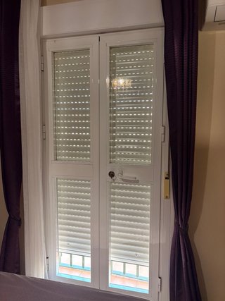 Puerta balconera aluminio blanco y cristal