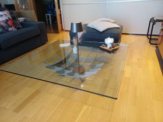 Mesa de centro cristal y metal atemporal
