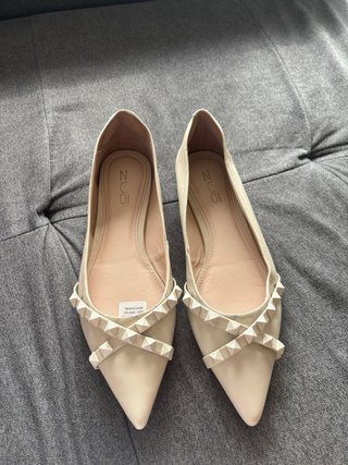 Zapatos planos ZUO beige con tachuelas