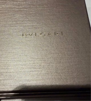 Scatola Bvlgari con nastro regalo oro
