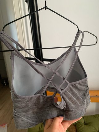 Top deportivo gris con tirantes cruzados talla S/M