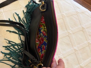 Bolso de piel con flecos y detalle central