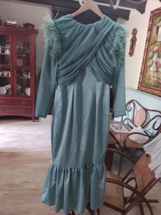 Vestido fiesta verde con plumas
