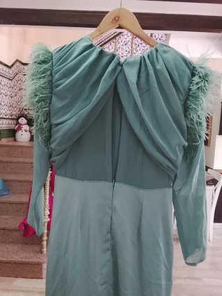 Vestido fiesta verde con plumas