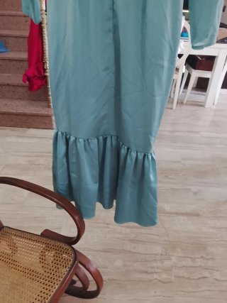 Vestido fiesta verde con plumas