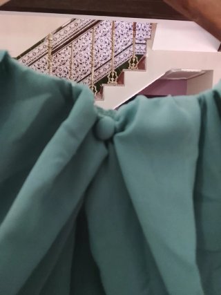 Vestido fiesta verde con plumas