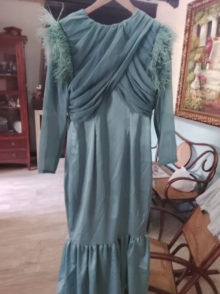 Vestido fiesta verde con plumas