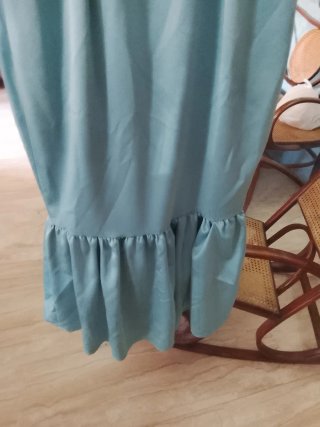 Vestido fiesta verde con plumas