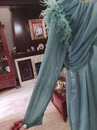 Vestido fiesta verde con plumas