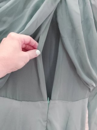 Vestido fiesta verde con plumas