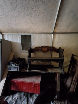 Banqueta antigua de madera tallada
