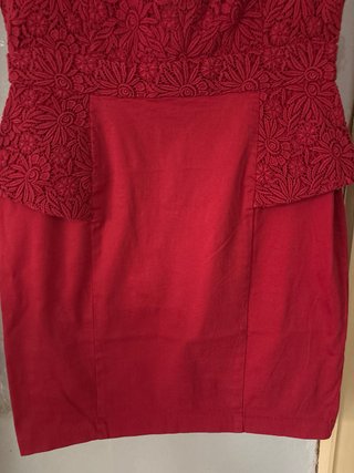 Vestido de blonda con falda elástica