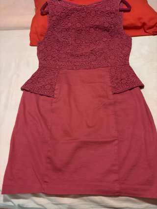 Vestido de blonda con falda elástica