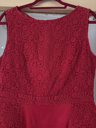 Vestido de blonda con falda elástica