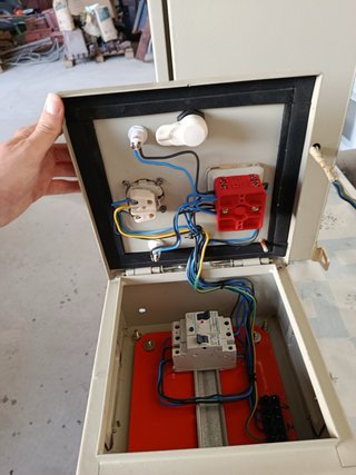 Cuadro Eléctrico con Interruptores y Enchufes