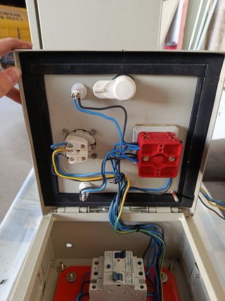Cuadro Eléctrico con Interruptores y Enchufes