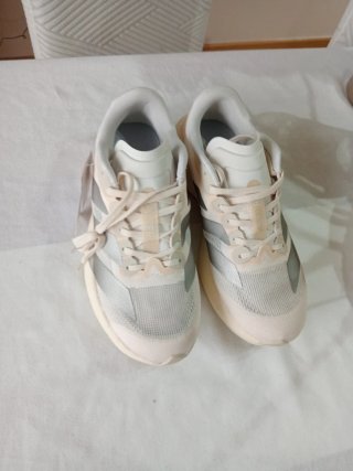 Zapatillas Adidas Beige y Plata