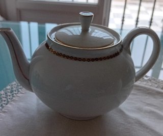 Teiera e due piccole brocche latte in porcellana