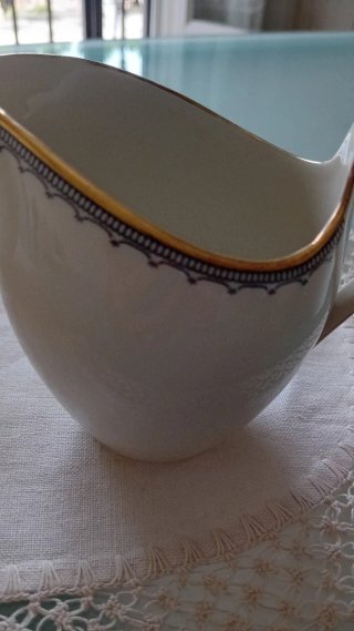 Teiera e due piccole brocche latte in porcellana