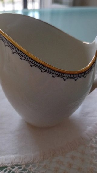 Teiera e due piccole brocche latte in porcellana