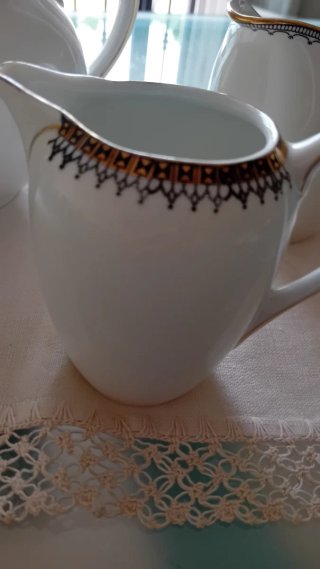 Teiera e due piccole brocche latte in porcellana