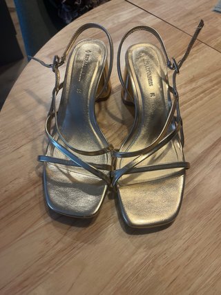 Sandalias tacón Stradivarius doradas talla 38
