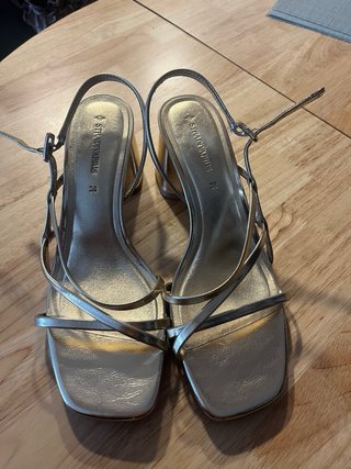 Sandalias tacón Stradivarius doradas talla 38