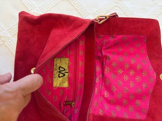 Bolso rojo con tachuelas y detalle dorado