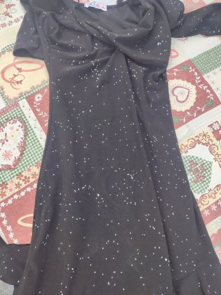 Vestido negro con volantes y brillos