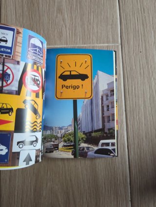 Colors signs. Ediz. italiana, spagnola e portog...
