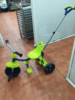 Triciclo infantil verde con manillar