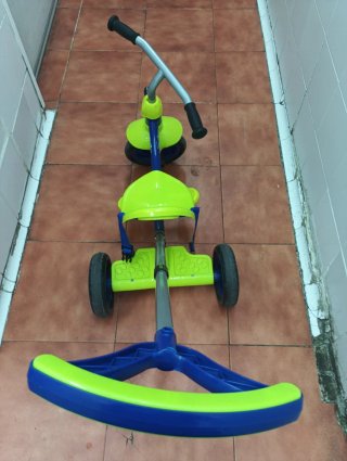 Triciclo infantil verde con manillar