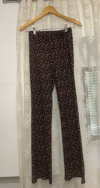 Pantalón Kiabi floral campana T.XS