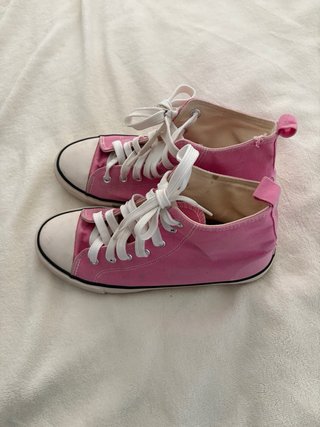 Botines rosas y blancos